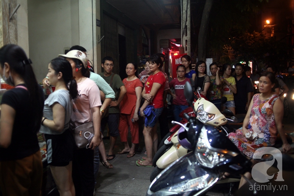 xếp hàng mua bánh trung thu