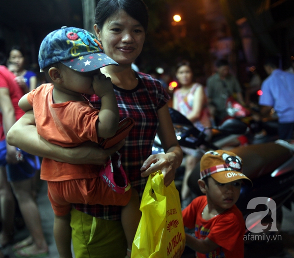 xếp hàng mua bánh trung thu