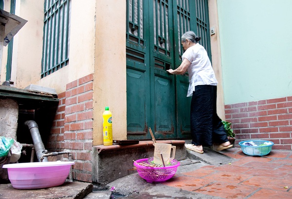 Sống chung với nước cống bốc mùi, đầy ruồi muỗi ngay giữa Hà Nội 12