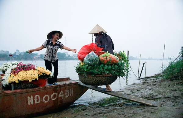 Tháng Mười và những gánh hoa rong đẹp lung linh ở thành Nam 13