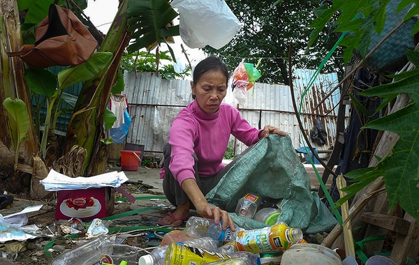 Ước mơ cơm có thịt của hai mẹ con lấy bãi rác là nhà 13