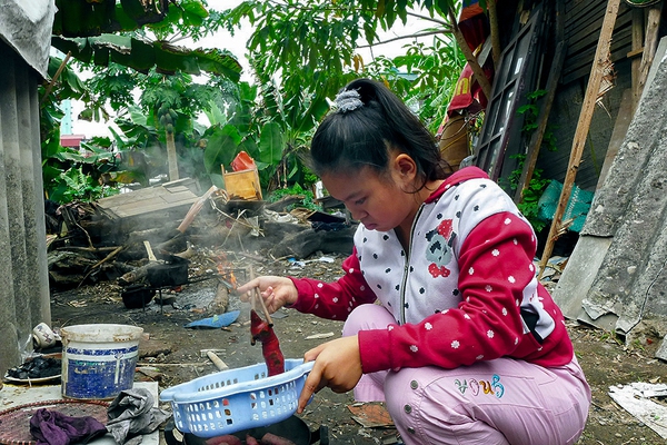 Ước mơ cơm có thịt của hai mẹ con lấy bãi rác là nhà 11