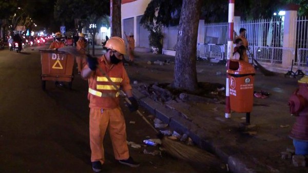 Sau giao thừa, trung tâm TP.HCM tràn ngập rác 3 Sau giao thừa, trung tâm TP.HCM tràn ngập rác 3