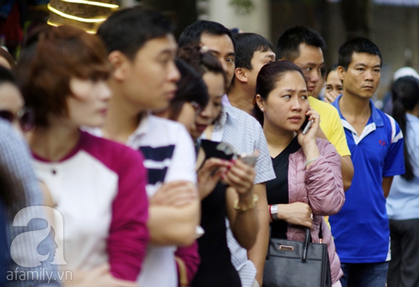 Tối mịt, dòng người vẫn chưa ngớt xếp hàng mua vàng ngày Thần Tài 8