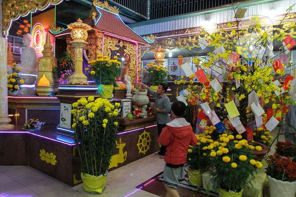 Người dân Hà Nội - Sài Gòn nô nức đi lễ chùa ngày đầu năm 11