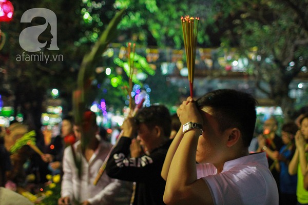 Người dân Hà Nội - Sài Gòn nô nức đi lễ chùa ngày đầu năm 19