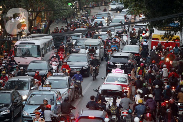 Các ngả đường Hà Nội ùn tắc nghiêm trọng ngày làm việc cuối năm 8 Các ngả đường Hà Nội ùn tắc nghiêm trọng ngày làm việc cuối năm 8
