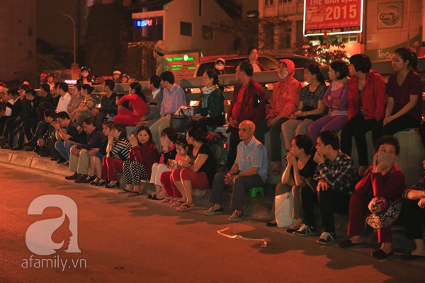 Hà Nội: Người dân đứng giữa đường vái vọng, dâng sao giải hạn 4