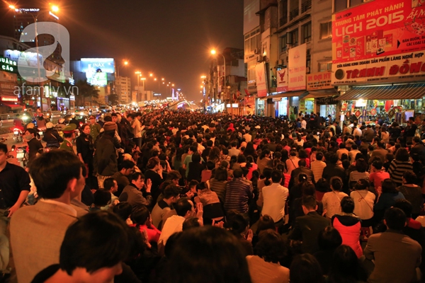 Hà Nội: Người dân đứng giữa đường vái vọng, dâng sao giải hạn 5