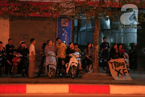Hà Nội: Người dân đứng giữa đường vái vọng, dâng sao giải hạn 6