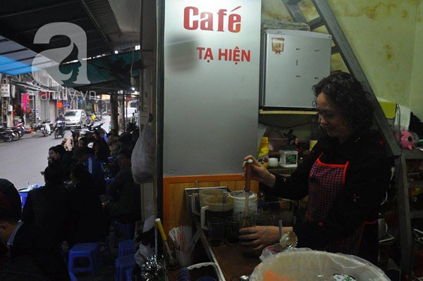 Hàng quán cafe tấp nập ngay từ sáng mùng 1 Tết 5