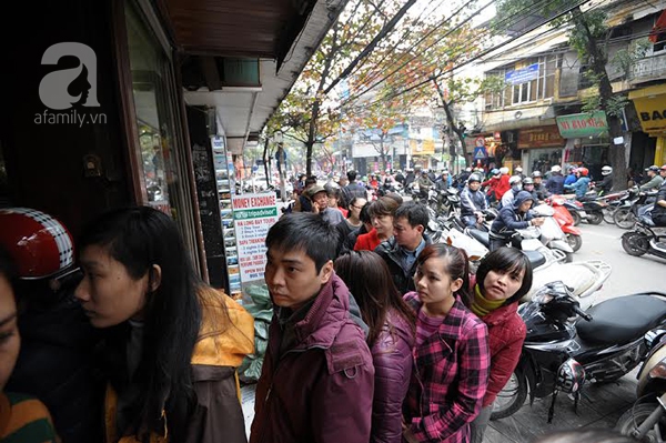 D&ograve;ng người xếp h&agrave;ng chật k&iacute;n để mua b&aacute;nh chưng, gi&ograve; chả tr&ecirc;n phố Cổ 11