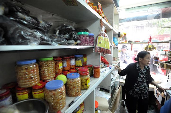 D&ograve;ng người xếp h&agrave;ng chật k&iacute;n để mua b&aacute;nh chưng, gi&ograve; chả tr&ecirc;n phố Cổ 8