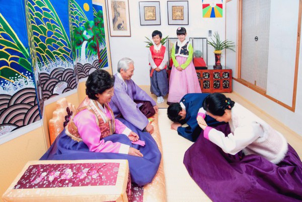 Học cách mẹ châu Á dạy con về ngày Tết truyền thống