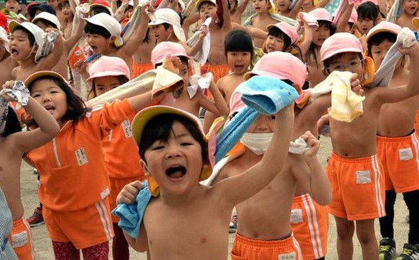 Dưới 10 độ C, trẻ em Việt được nghỉ học, trẻ em Nhật mặc quần đùi đi học để… bị ốm