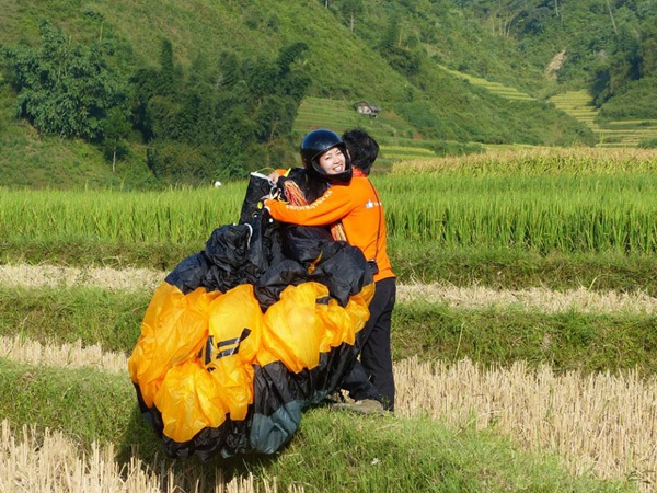 Nữ phóng viên truyền hình xinh đẹp chinh phục giấc mơ bay 18