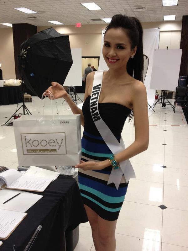 Diễm Hương nổi bật so với d&agrave;n th&iacute; sinh HHHV 2012  1