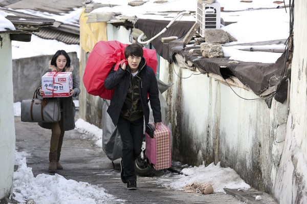 Kwon Sang Woo, Soo Ae dắt díu nhau trong khu ổ chuột 1