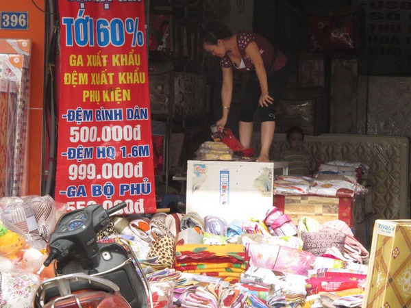 Người H&agrave; Nội chen ch&acirc;n mua thiết bị sưởi ấm 2