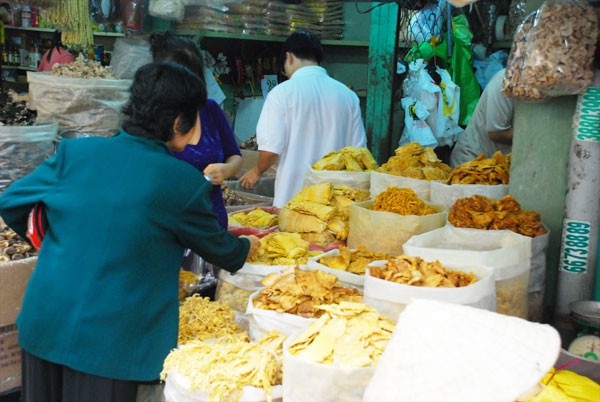 Gi&aacute; thực phẩm: &ldquo;ngo&agrave;i n&oacute;ng, trong lạnh&rdquo; 2