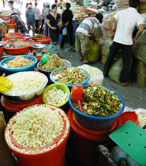Gi&aacute; thực phẩm: &ldquo;ngo&agrave;i n&oacute;ng, trong lạnh&rdquo; 5