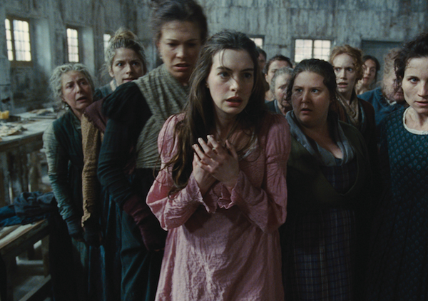 Anne Hathaway &ograve;a kh&oacute;c khi xem phim m&igrave;nh đ&oacute;ng 2