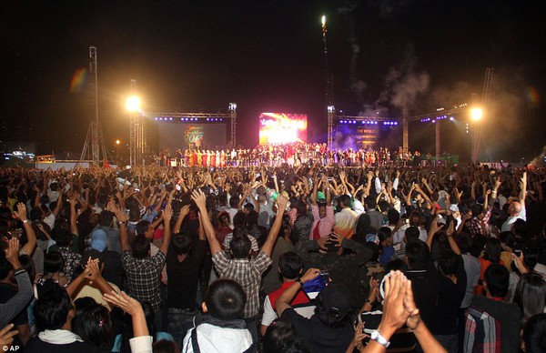 Thế giới đ&oacute;n năm mới 2013 trong ph&aacute;o hoa rực rỡ 77