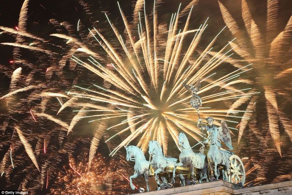Thế giới đ&oacute;n năm mới 2013 trong ph&aacute;o hoa rực rỡ 11
