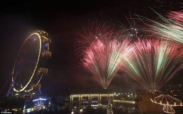 Thế giới đ&oacute;n năm mới 2013 trong ph&aacute;o hoa rực rỡ 10