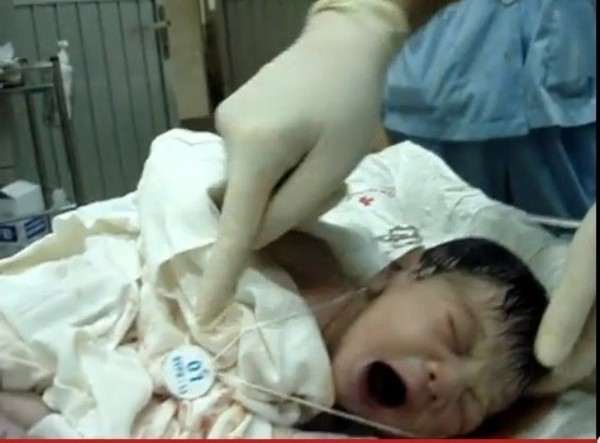  Video: Tiếng khóc chào đời của công dân đầu tiên năm 2013 ở BV Phụ sản Hà Nội 1