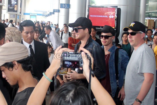 Adam Lambert dẫn bạn trai sang Việt Nam  2