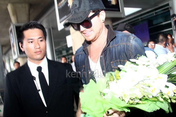 Adam Lambert dẫn bạn trai sang Việt Nam  7