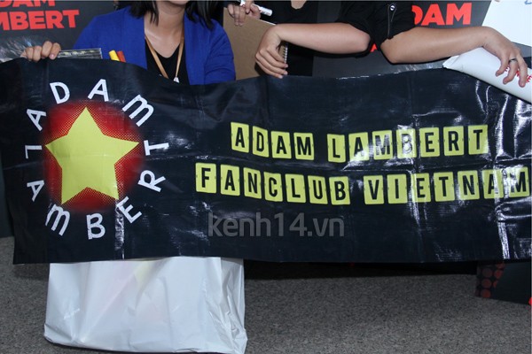 Adam Lambert dẫn bạn trai sang Việt Nam  13