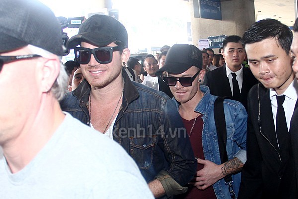 Adam Lambert dẫn bạn trai sang Việt Nam  3