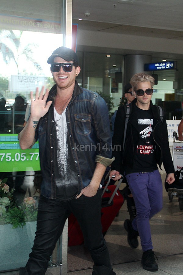Adam Lambert dẫn bạn trai sang Việt Nam  1