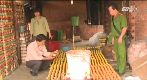 Kinh ho&agrave;ng sa tế, tương ớt l&agrave;m từ gi&ograve;i bọ 10