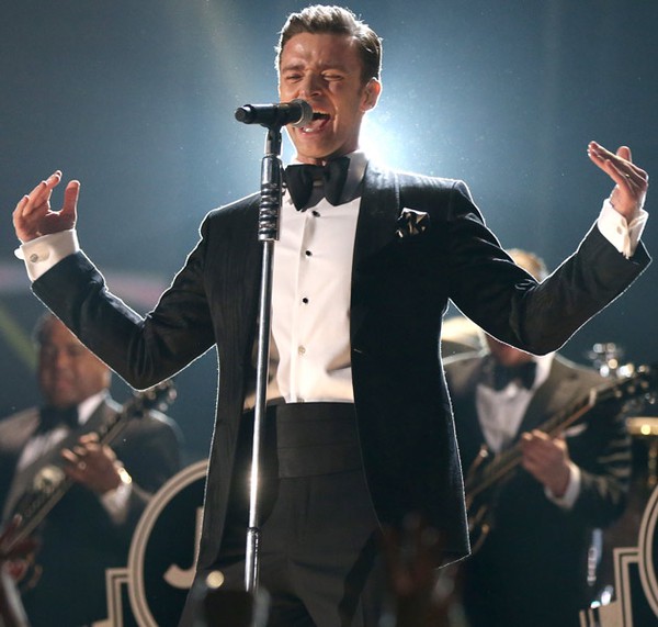 Justin Timberlake mỏi tay ôm giải thưởng 1