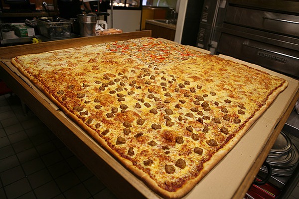 Chiếc bánh pizza có giá 4,3 triệu đồng 1