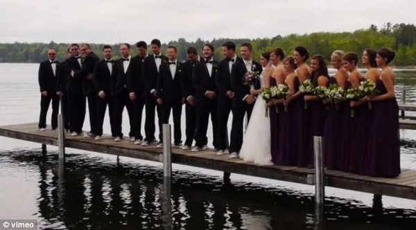 Mải chụp ảnh cưới, cô dâu chú rể cùng cả đoàn người rơi xuống hồ 2