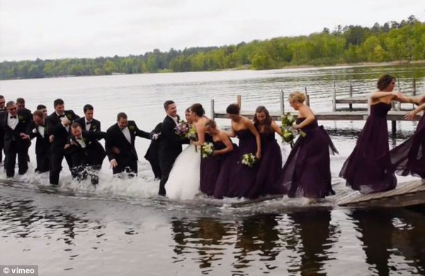 Mải chụp ảnh cưới, cô dâu chú rể cùng cả đoàn người rơi xuống hồ 4