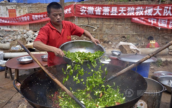 Bữa ăn tập thể của 3.000 nạn nhân trong vụ động đất ở Trung Quốc 2