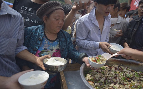 Bữa ăn tập thể của 3.000 nạn nhân trong vụ động đất ở Trung Quốc 11