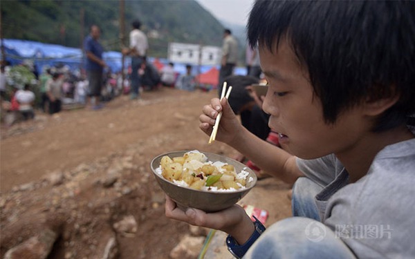 Bữa ăn tập thể của 3.000 nạn nhân trong vụ động đất ở Trung Quốc 13
