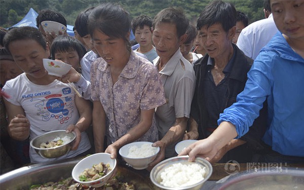 Bữa ăn tập thể của 3.000 nạn nhân trong vụ động đất ở Trung Quốc 12