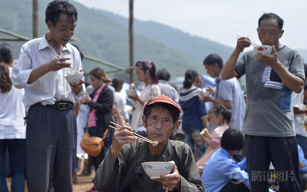 Bữa ăn tập thể của 3.000 nạn nhân trong vụ động đất ở Trung Quốc 14
