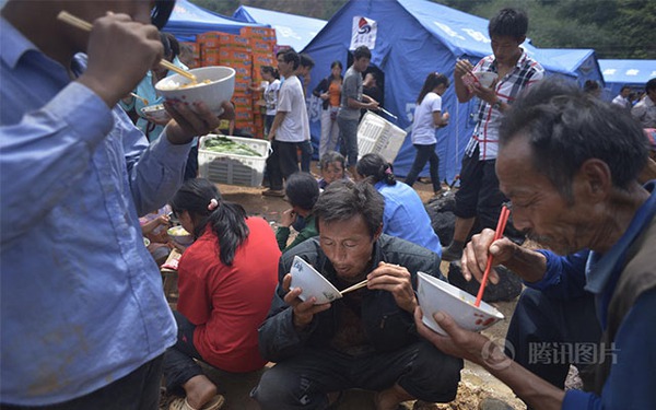 Bữa ăn tập thể của 3.000 nạn nhân trong vụ động đất ở Trung Quốc 15