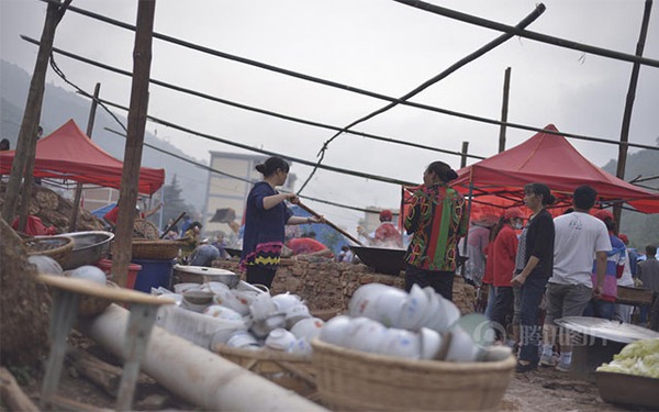 Bữa ăn tập thể của 3.000 nạn nhân trong vụ động đất ở Trung Quốc 3
