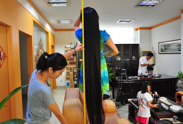 Bán đấu giá mái tóc dài 2 mét để quyên tiền cho trường học 2