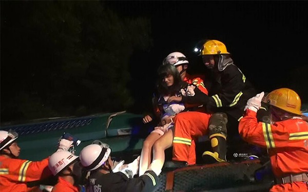 Cận cảnh giải cứu bé gái 5 tuổi mắc kẹt suốt 2 tiếng trong xe khách bị đâm nát 7