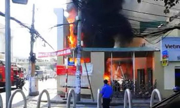 Cháy phòng giao dịch Vietinbank, hai buồng ATM bị thiêu rụi 2